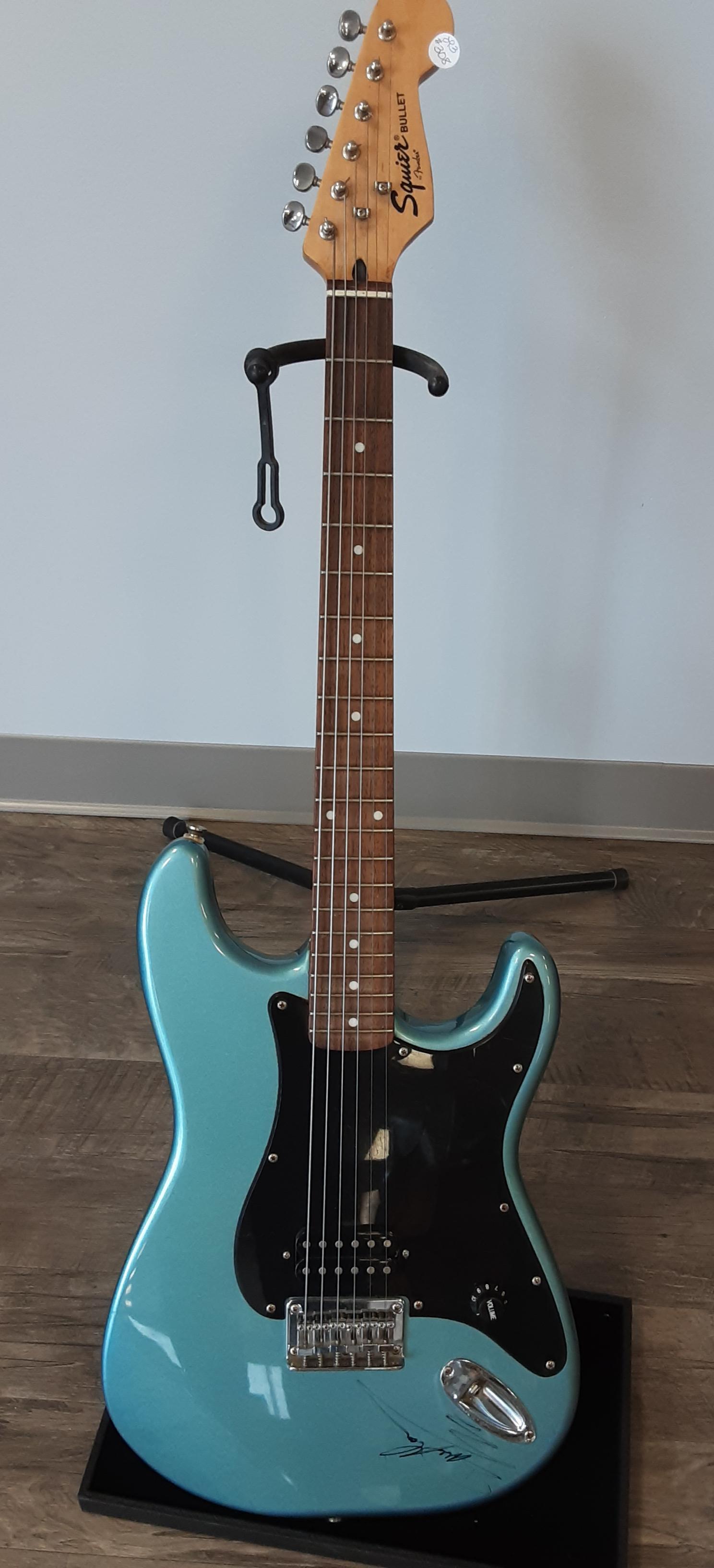 Electric guitar, autographed by Dave Mason of traffic: Rare, beautiful Fender blue bullet Squier electric guitar. Hand signed and autographed by Dave Mason of traffic. A crucial piece to add to your collection.