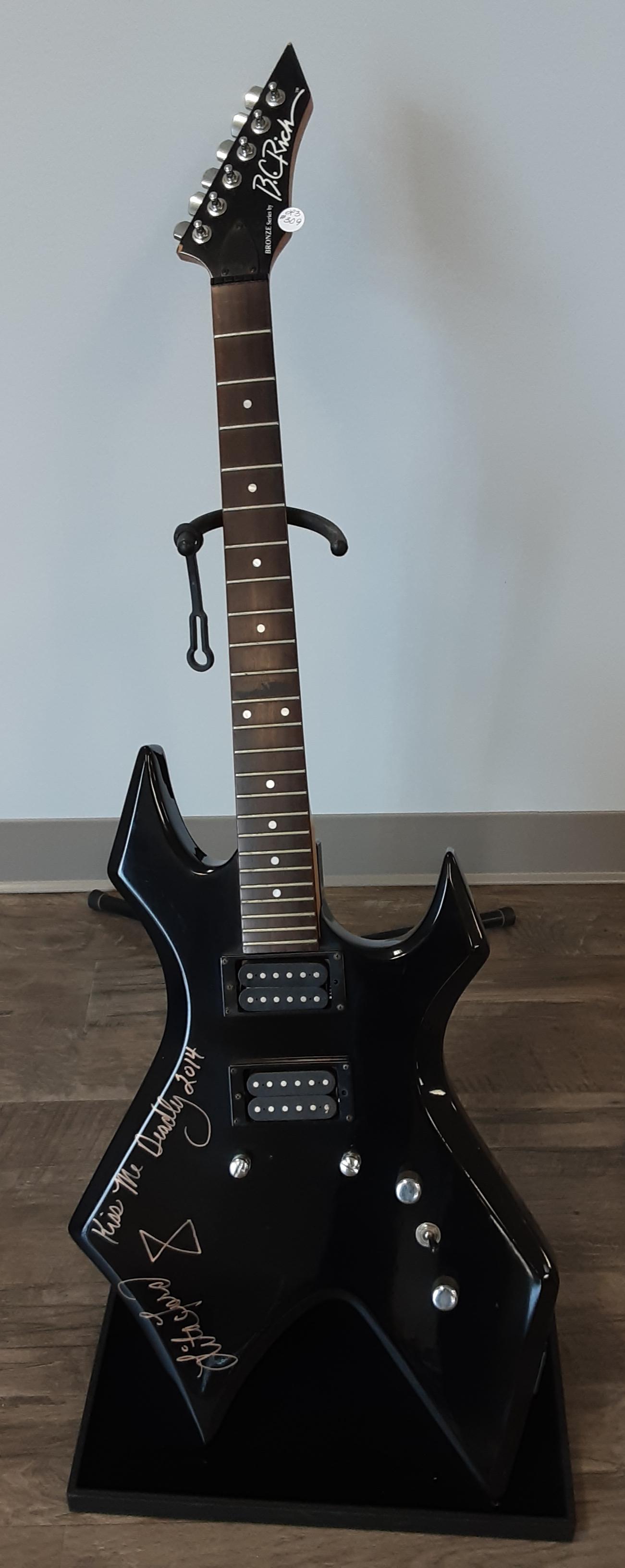 Electric guitar, autographed by Lita Ford: Superb BC Rich black electric guitar. Hand signed and autographed by Lita Ford , kiss me deadly, signed in 2014. A fantastic guitar.