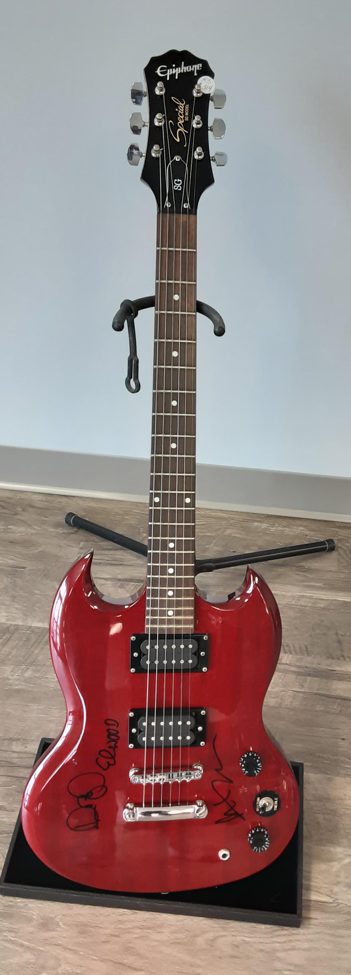 Electric guitar, autographed by the Blues brothers, Dan: Absolutely stunning Gibson Epiphone SG model cherry red electric guitar, hand signed and autographed by the Blues brothers, Dan Aykroyd, Elwood etc.