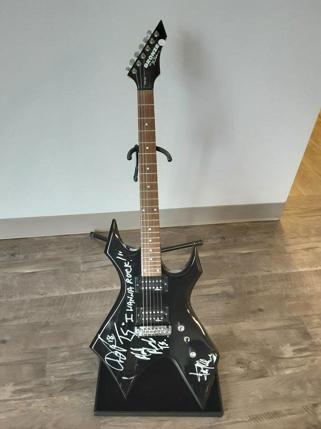 Electric guitar, autographed by Twisted Sister: Outstanding BC Rich Warlock model electric guitar. Hand signed and autographed by Twisted Sister, I wanna rock (Dee Snider) etc. A spectacular guitar.