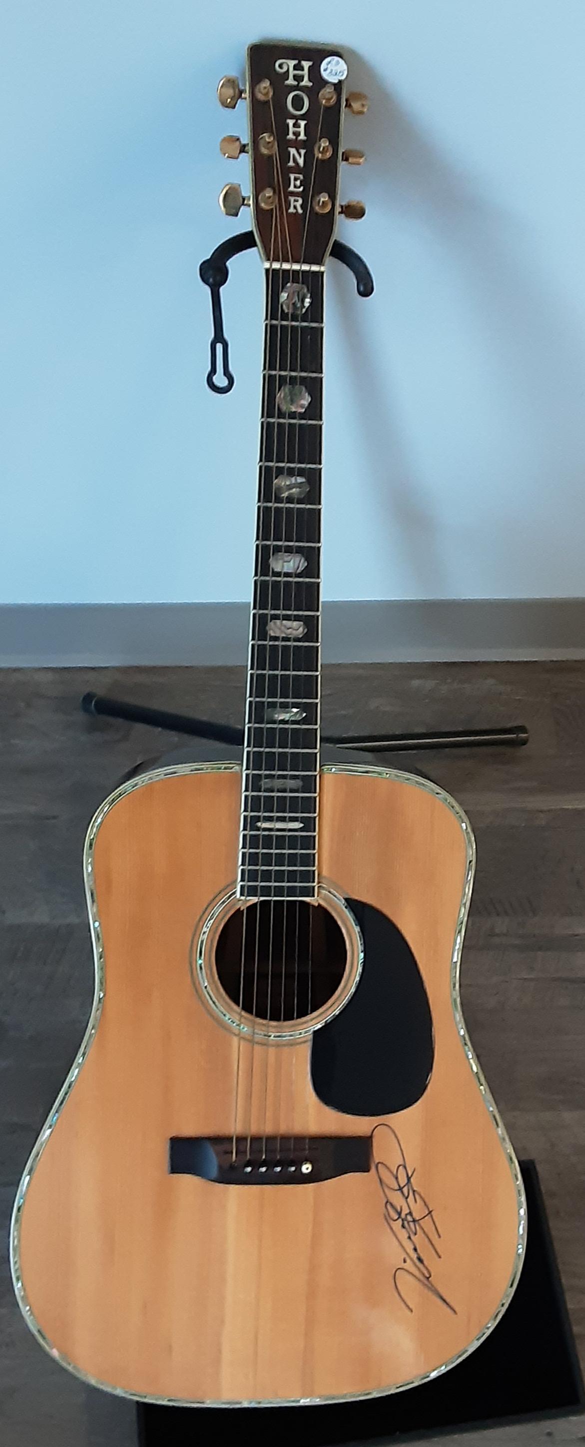 Acoustic country guitar, autographed by country music: Beautiful Hohner acoustic country guitar. Hand signed and autographed by country music star, Vince Gill. Sold with case.