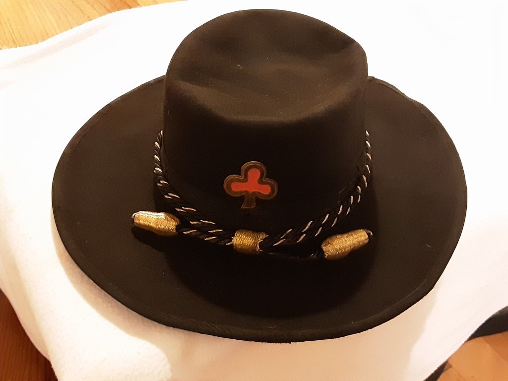 fantastic union civil war fifth corp officers’ hat: this is a beautiful union civil war officers slouch hat , displaying a wonderful battle worn patina , as well as a nice fifth corp badge , and officers hat cord . A great hat to add to your collection