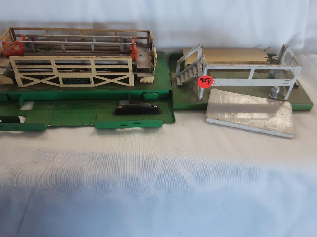 VINTAGE LIONEL TIN CATTLE CORRAL: VINTAGE LIONEL TIN CATTLE CORRAL