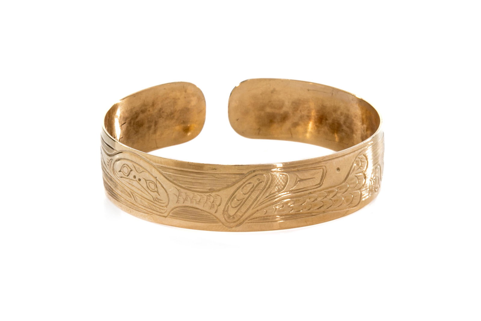 VAE, TLINGIT, Cuff Bracelet with Profile Raven, c. 1900-1910: VAE, TLINGIT Cuff Bracelet with Profile Raven, c. 1900-1910 testing 10k yellow gold, 0.75 x 1.75 x 2 in (1.9 x 4.4 x 5.1 cm) / circumference: 6.25 in (15.9 cm) / weight: 13 g signed in with stylized m