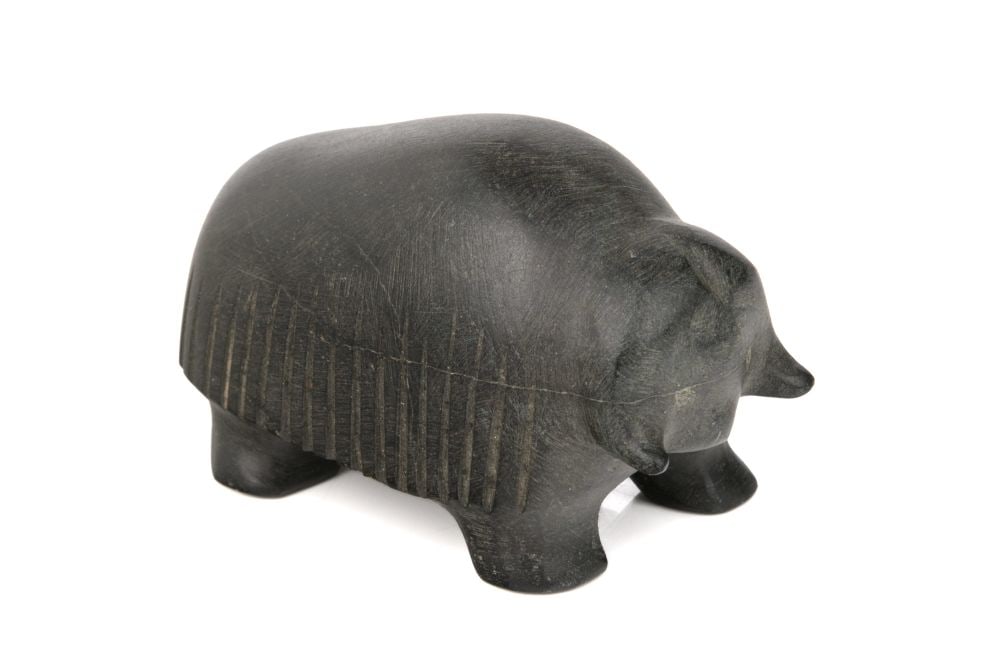 DAVID ARNASUNGAAQ, INUIT, Muskox, late 1990s: DAVID ARNASUNGAAQ (1964-) QAMANI'TUAQ (BAKER LAKE) Muskox, late 1990s stone, 2 x 3 x 2.5 in (5.1 x 7.6 x 6.3 cm) signed, "ᑎᕕ". Provenance Collection of Sally Qimmiu’naaq Webster, Ott
