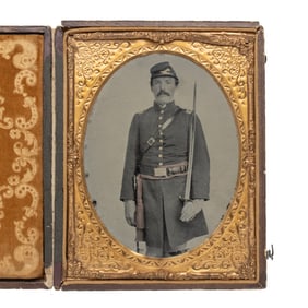 [CIVIL WAR] Half Plate Ambrotype of Armed Lieutenant 