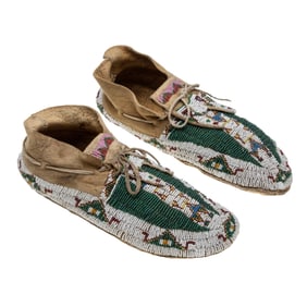 [NATIVE AMERICAN] Cheyenne Beaded Hide Moccasins