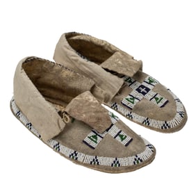 [NATIVE AMERICAN] Plains Beaded Hide Moccasins