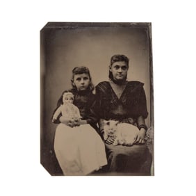 [EARLY PHOTOGRAPHY] Young Women w/ Cat & Doll