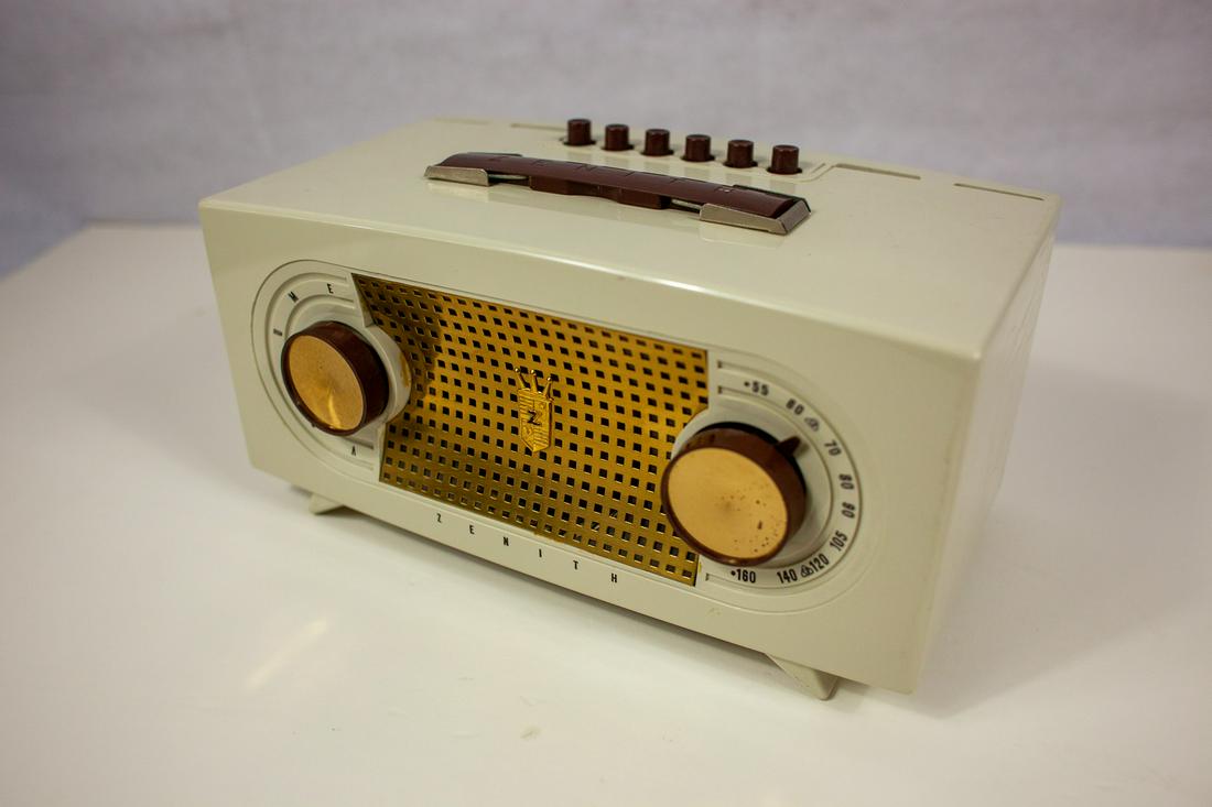 1954-55 Zenith R512-W Radio: Ivory version. All radios are untested and sold as-is