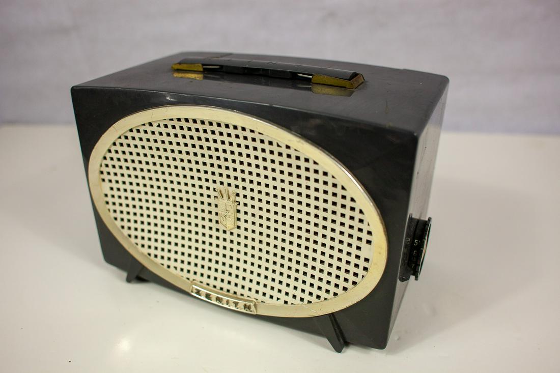 1950's Zenith S-23660 Radio: vintage 1950's Zenith S-23660 radio. All radios are untested and sold as-is