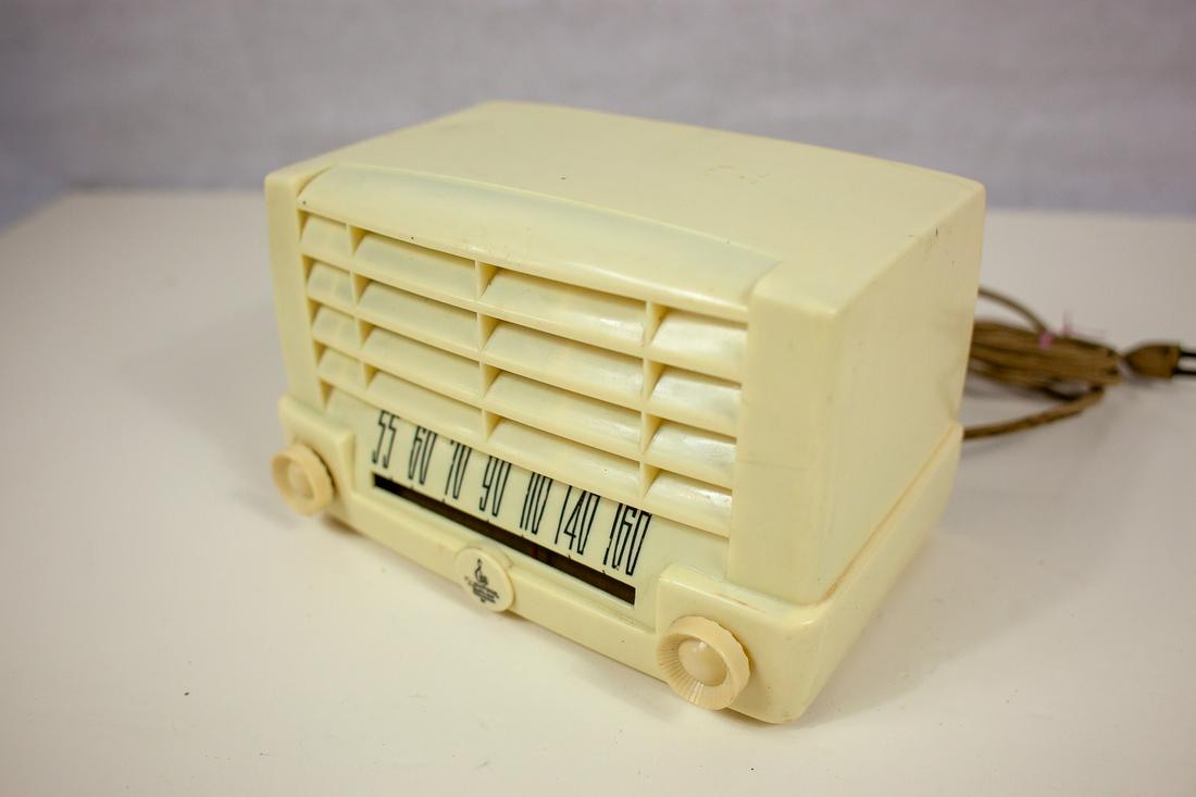 1947 Emerson 547A bakelite Radio: Ivory version. All radios are untested and sold as-is
