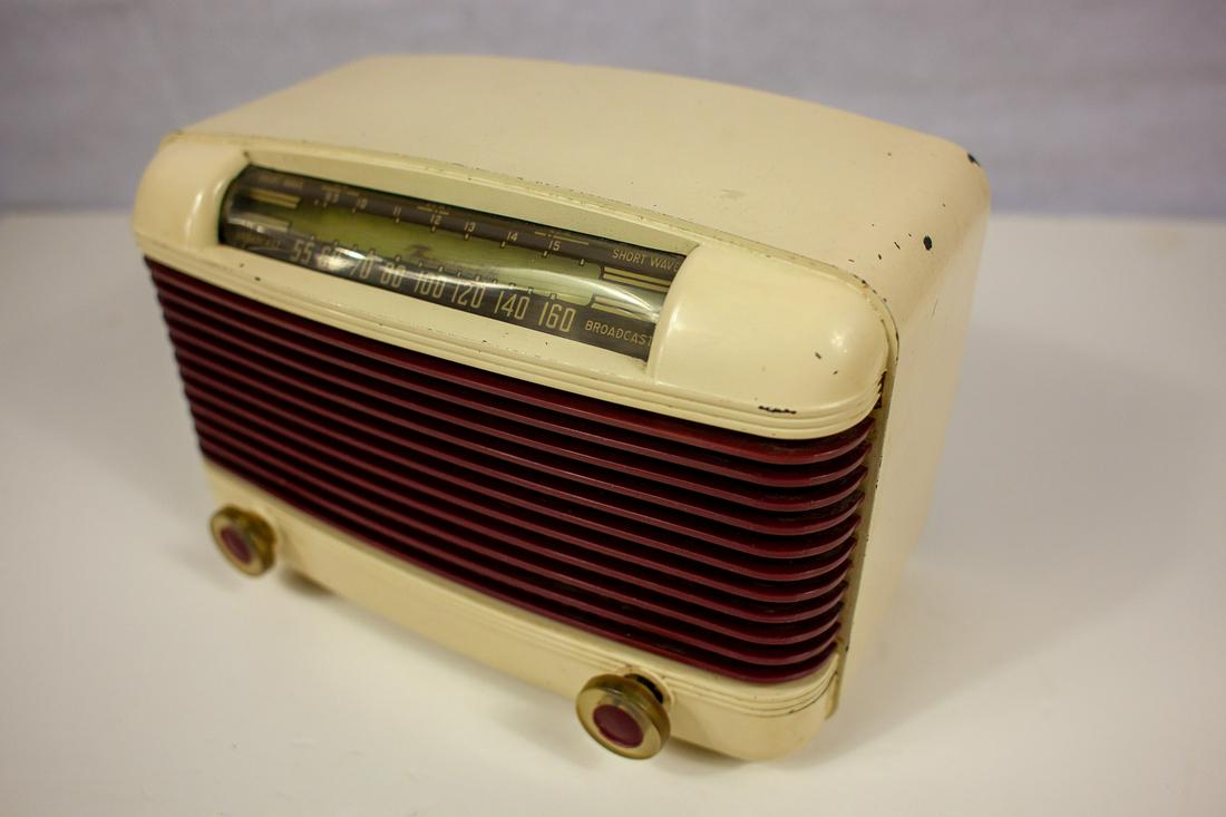 1946 Farnsworth Radio, Model ET-061: Some paint chips. All radios are untested and sold as-is