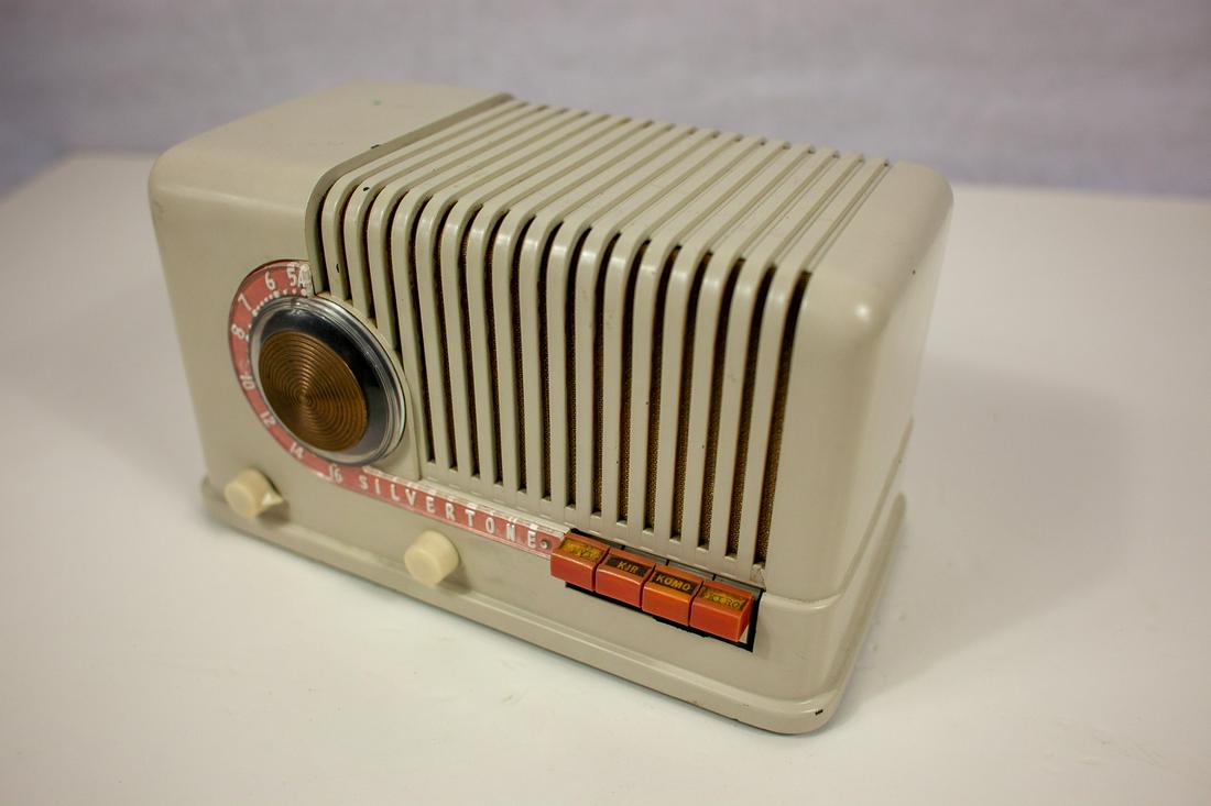 Sears Silvertone 1940/41 Model 3451: Scarce model. Bakelite. All radios are untested and sold as-is