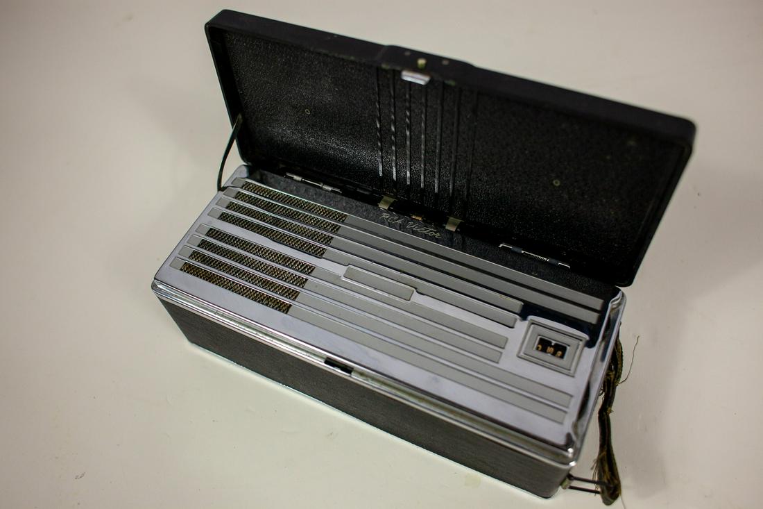 Vintage 1940 RCA Victor BP-10 Supereterodye Battery: 1940 RCA Victor Model BP-10 Superheterodyne Battery Operated Portable Tube Radio. This is B sized battery radio. This radio is about 80 years old and one of the first portable radios.