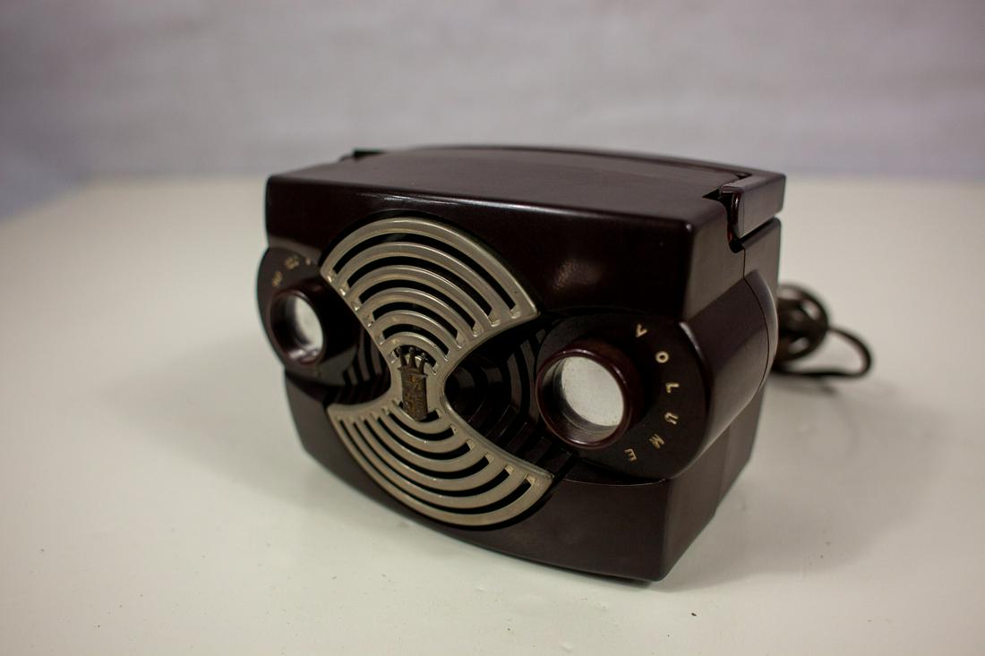 Zenith Bakelite 'Owl Eye' Radio Model K 412-R: 1940 vintage radio. Rare bakelite. All radios are untested and sold as-is