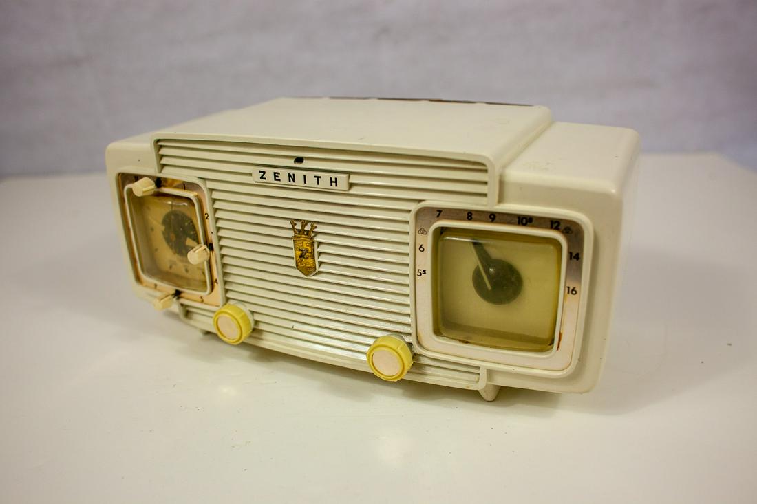 ZENITH TUBE CLOCK RADIO R520W S-20558: As shown. All radios are untested and sold as-is