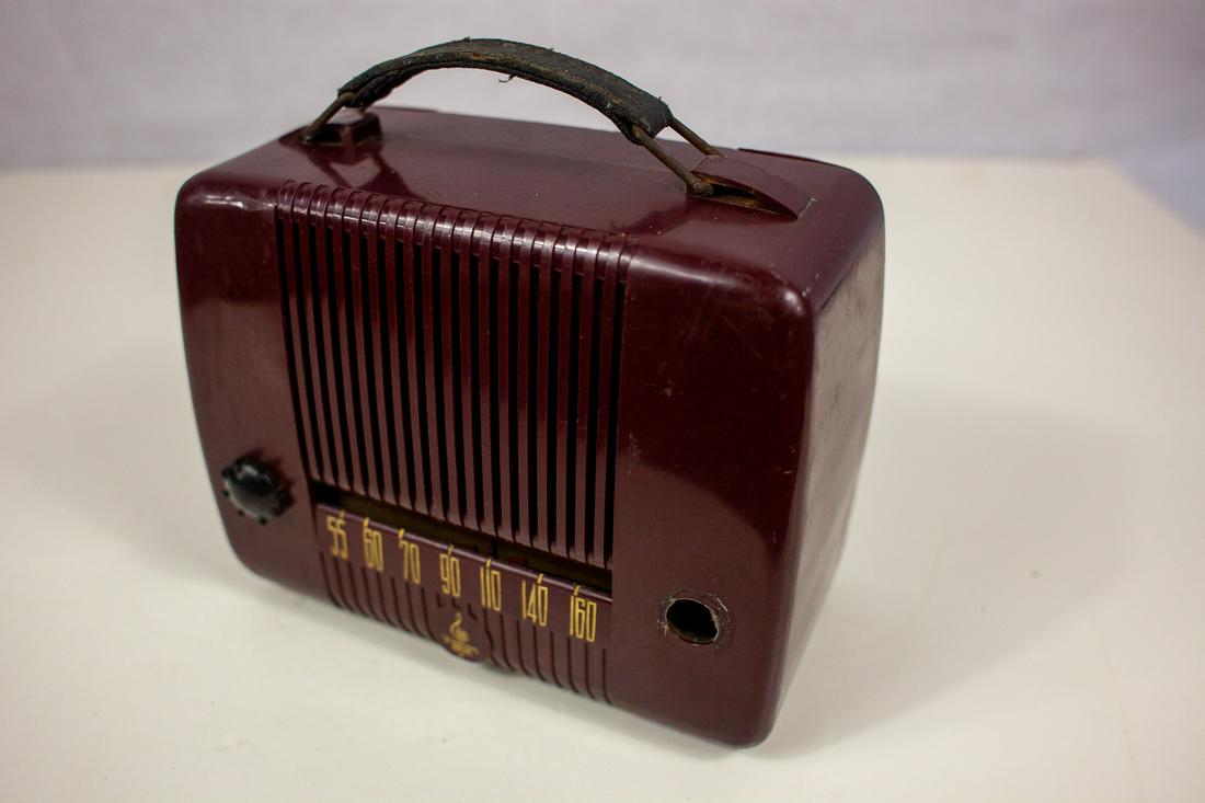 Emerson Model 560 Bakelite Tube Radio: Maroon. As shown. Missing knob. Parts radio