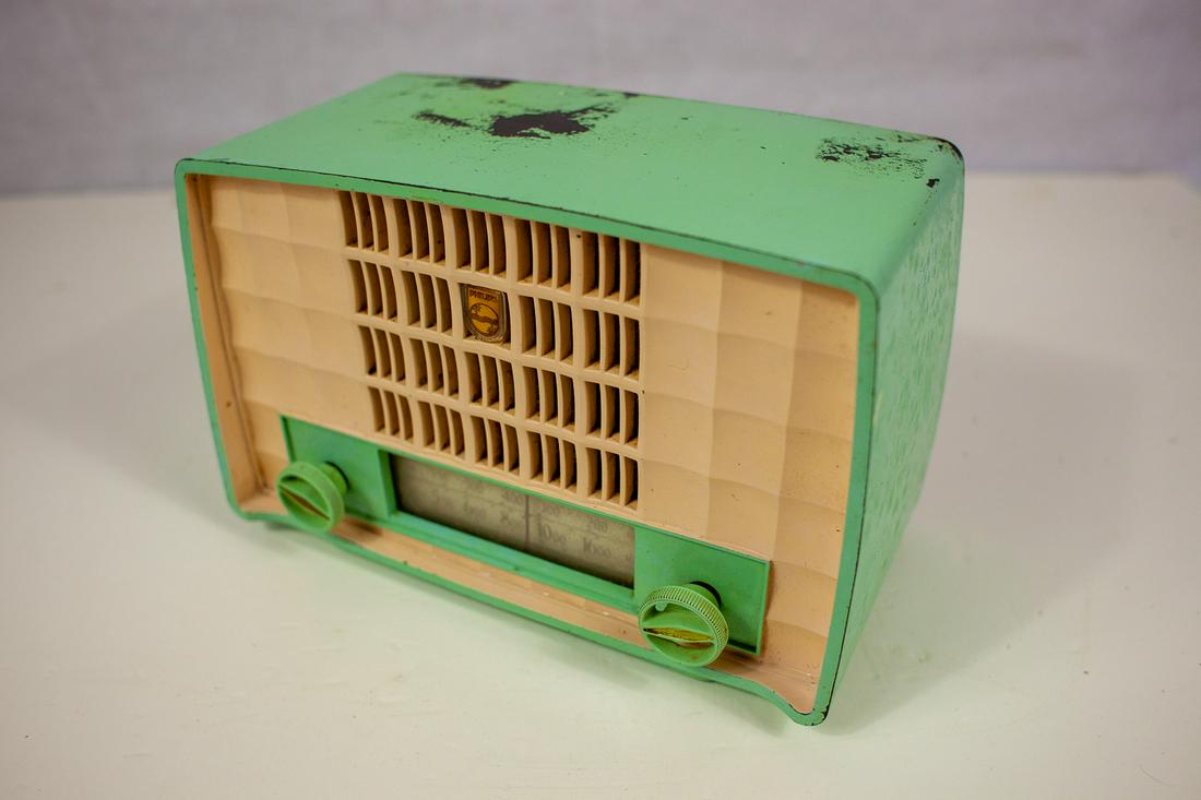 Philips Model P-143-2 Vintage Radio: For parts. All radios are untested and sold as-is