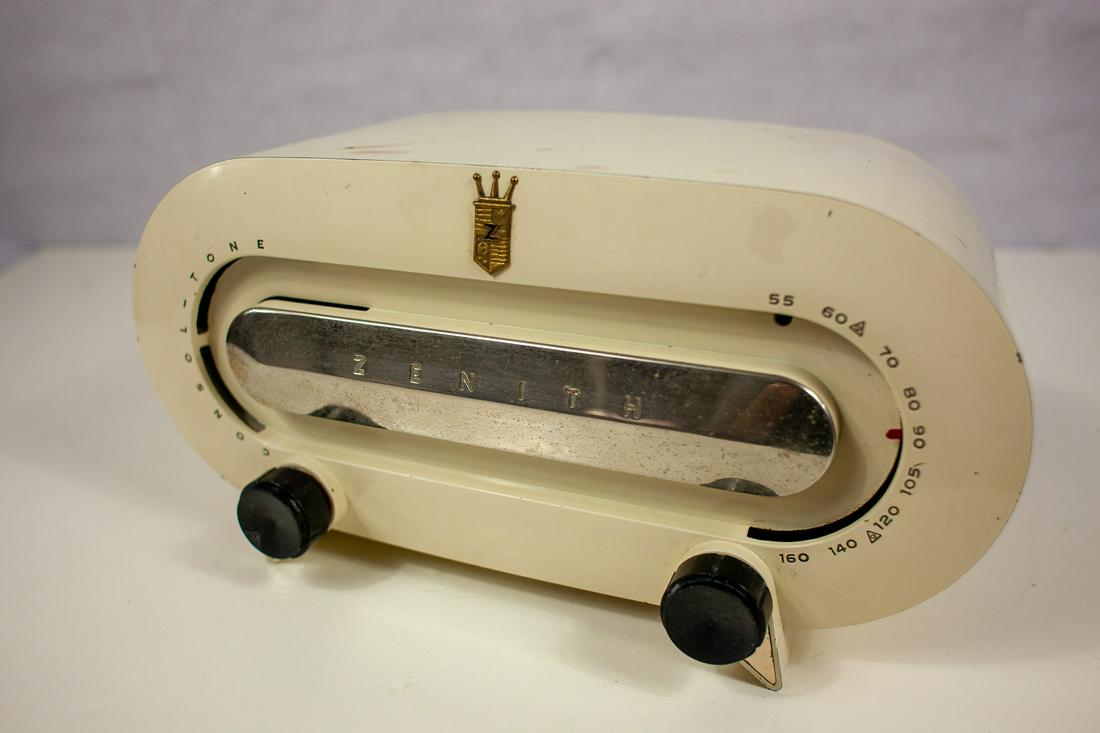 1950s TUBE Art Deco Zenith Consol-tone Bakelite Radio: Scarce model. As shown. All radios are untested and sold as-is