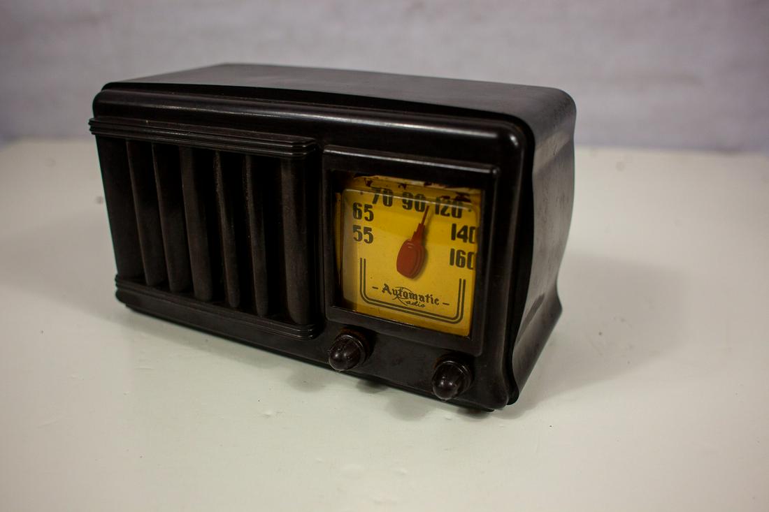 1940's Automatic bakelite Radio: As shown. Bakelite damage. For Parts. All radios are untested and sold as-is