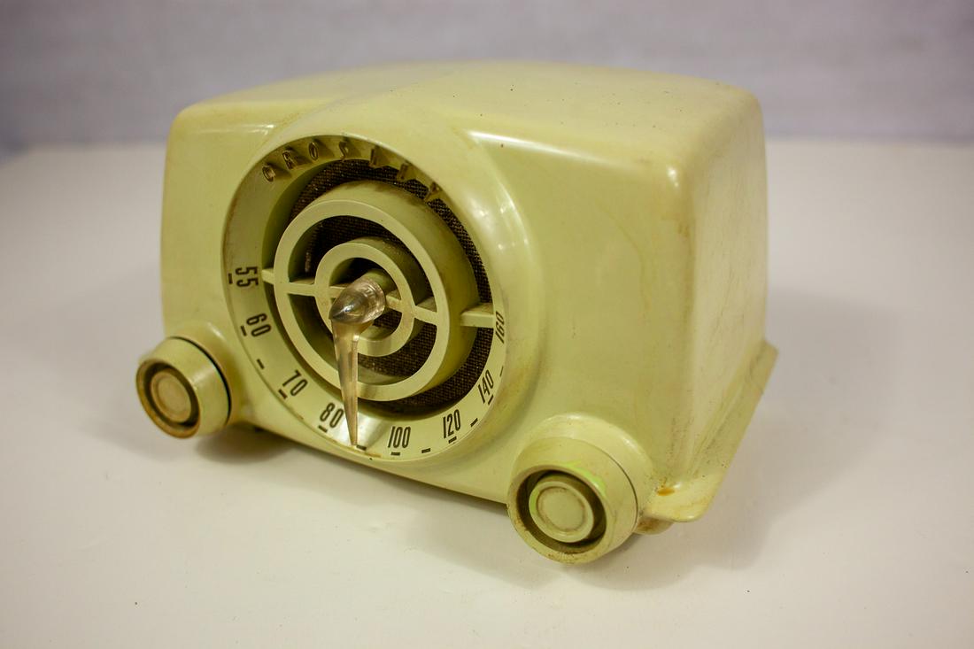Crosley Model D-10CE Bakelite Radio: For parts. All radios are untested and sold as-is