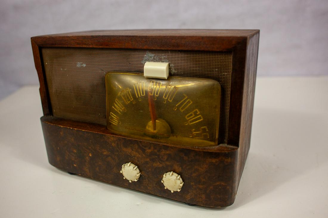 Emerson Bakelite marbled Vintage Radio: For parts or restoration. All radios are untested and sold as-is