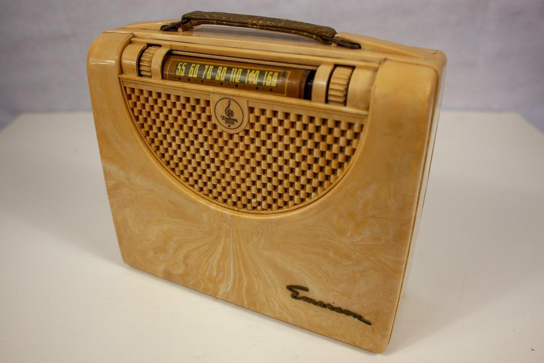 Emerson Model 656 Bakelite Vintage Radio: For parts or restoration. All radios are untested and sold as-is