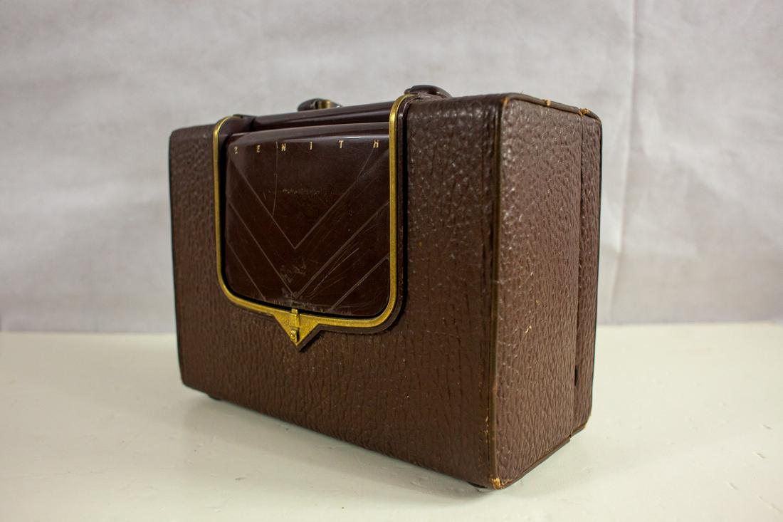 ZENITH VINTAGE 1949 PORTABLE LEATHERETTE " 5G41" RADIO: ZENITH VINTAGE 1949 PORTABLE LEATTTE " 5G41" RADIOTHIS IS AN AC/DC PHONO PORTABLE LEATTTE MODEL. As shown. Untested