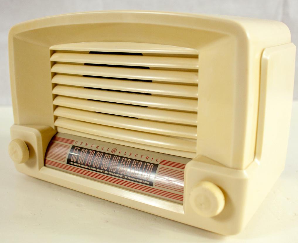 GENERAL ELECTRIC ART DECO RADIO MODEL 114W: Art Deco radio model 114W measures 12 1/2" wide x 7" deep x 8 1/4" tall . Untested. As shown