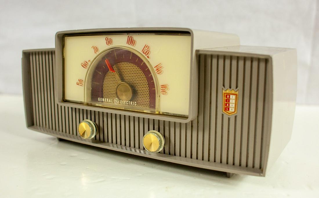 General Electric Model 467 Vintage Radio: As shown. Untested