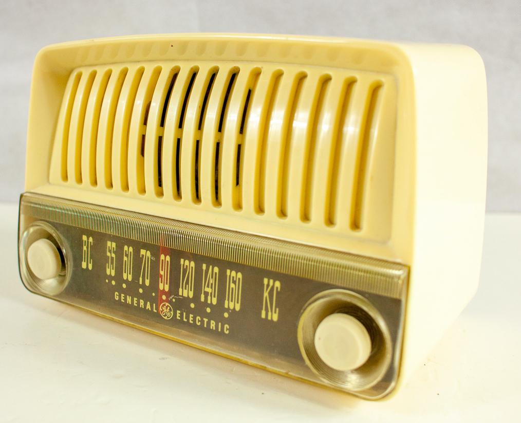 General Electric Model 136 Vintage Radio: As shown. Untested