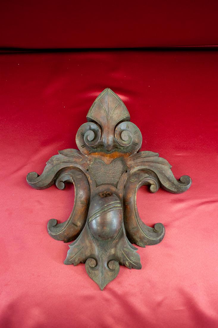 Carved Wooden Fleur De Lis: Antique Wooden Fluer De Lis Carving. Item as shown. 15x17