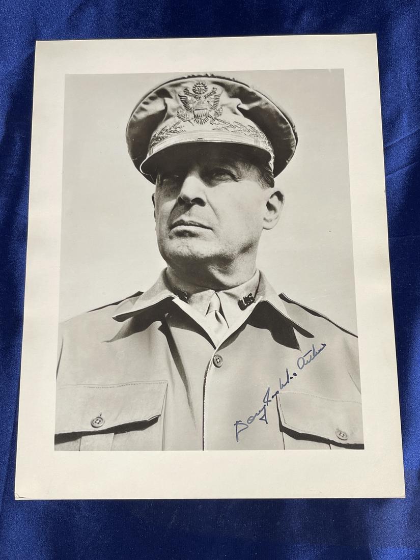 WWII Signed Photo. General Douglas MacArthur (1 of 1)