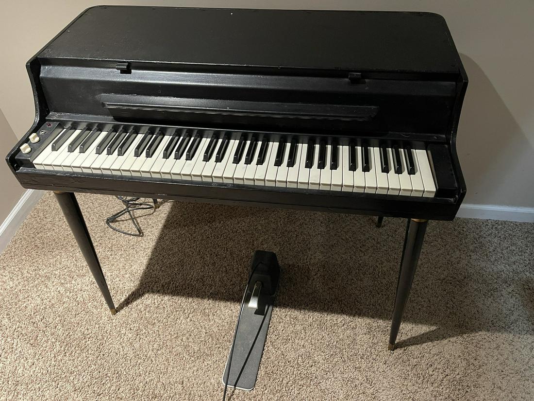 Exceptionally rare 1960's Vintage Wurlitzer 140B (1 of 3)