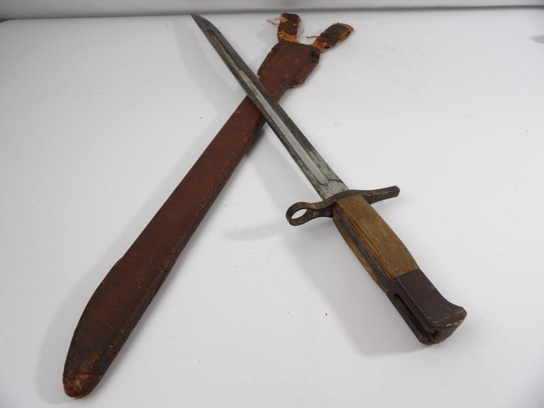 WW2 WWII Japanese type 30 Last Ditch Bayonet: With 1 Piece Scabbard and Frog. Scabbard is brittle