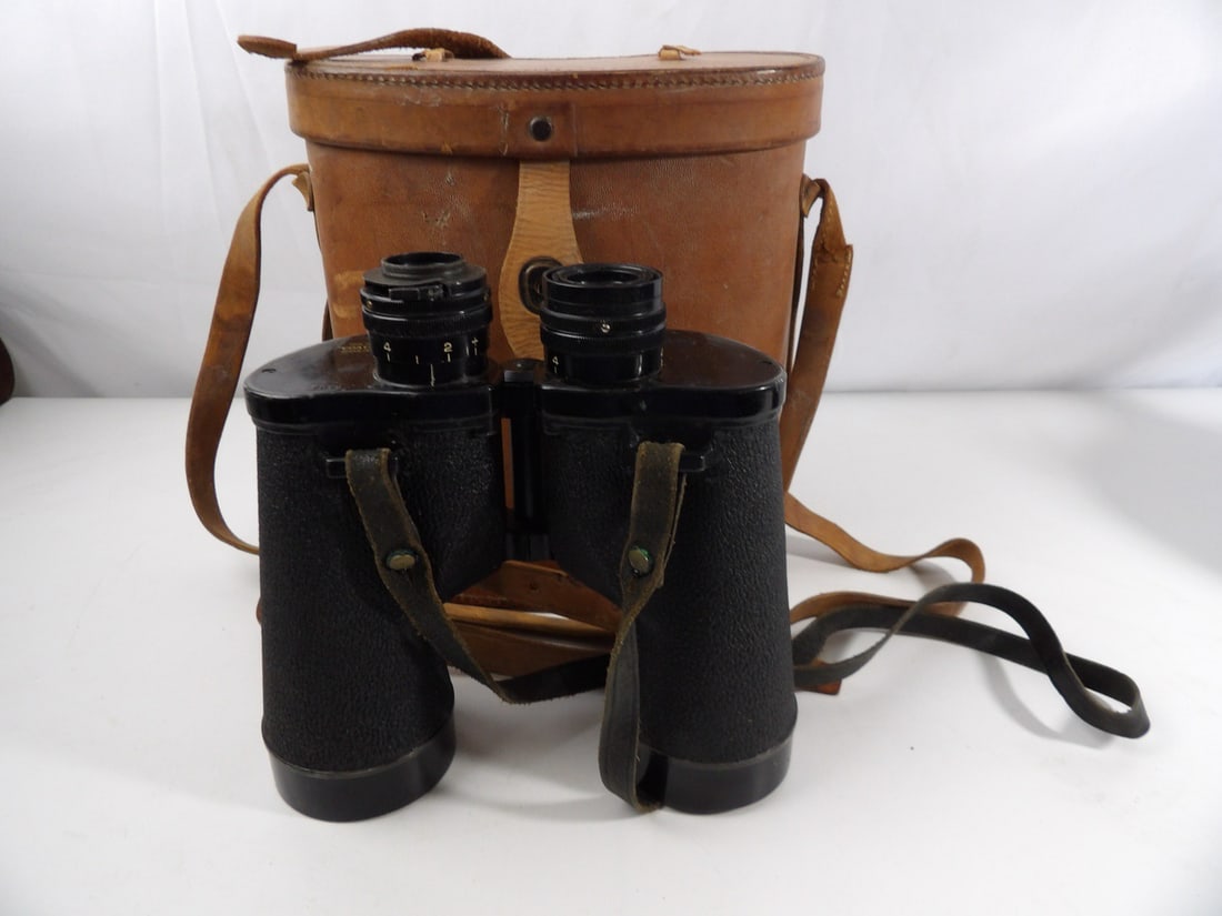 WW2 WWII M15 Binoculars and Carrying Case: Leather Handle on case is torn.