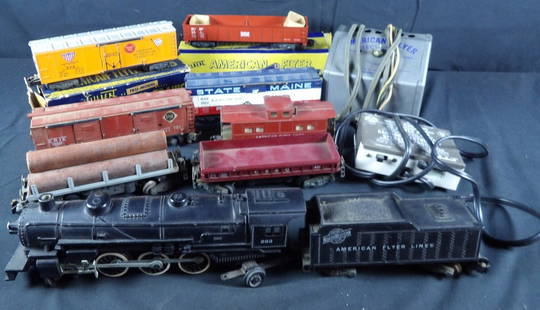 Lot of vintage American Flyer model trains: 2 train cars still in box. Nothing tested sold as is