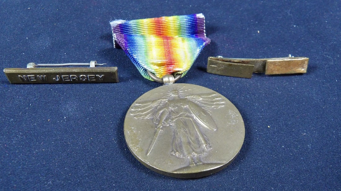 WW1 Victory medal and extra brooch pieces (1 of 5)