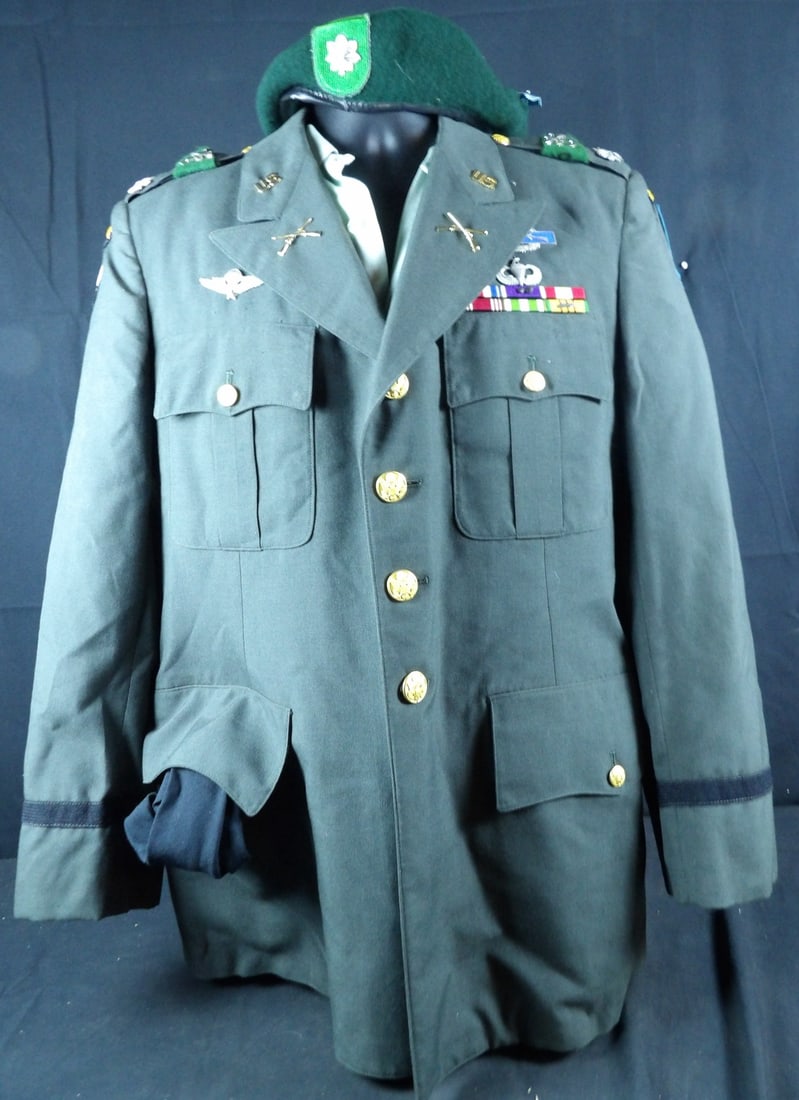 Named Vietnam Silver star winner 101st Airborne green Beret Tropical class 3 Uniform (1 of 14)