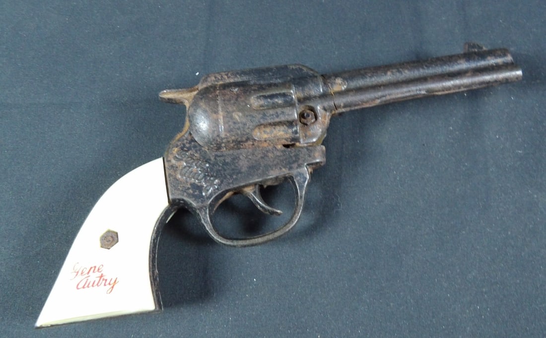 Rare vintage cast iron Kenton Toys Gene Autry Cap Gun: Works. Little rusting of the cast iron. Great piece