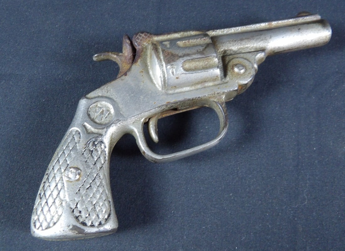 Vintage Kenton Toys single action SW Cast Iron Cap Gun: 5" in size. Working order