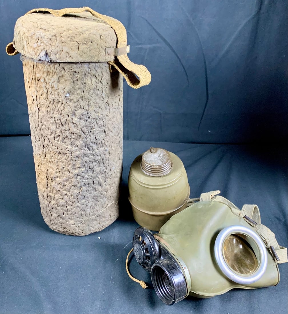 WW2 WWII German Gas mask With cardboard container (1 of 11)