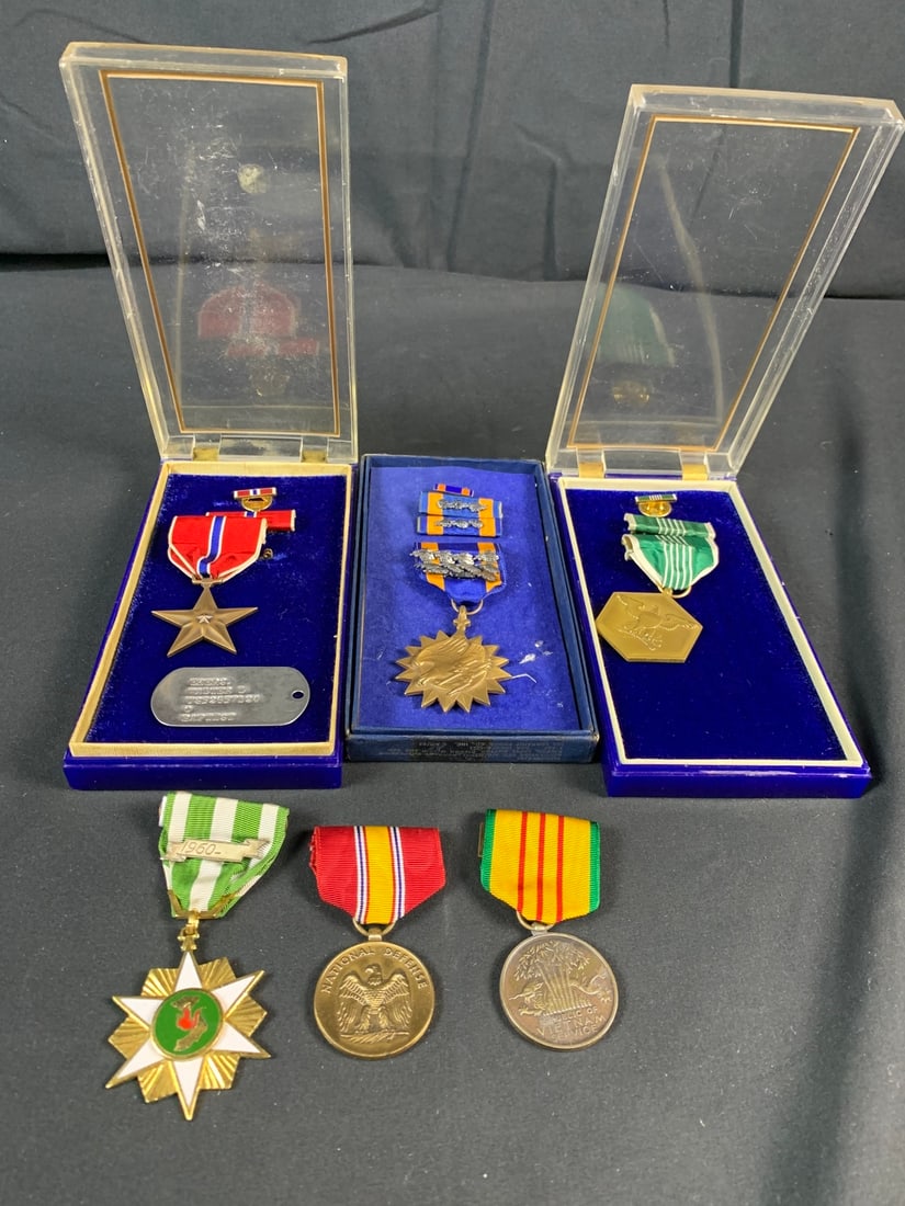 Named Vietnam War Bronze star and Air medal award winner grouping (1 of 8)