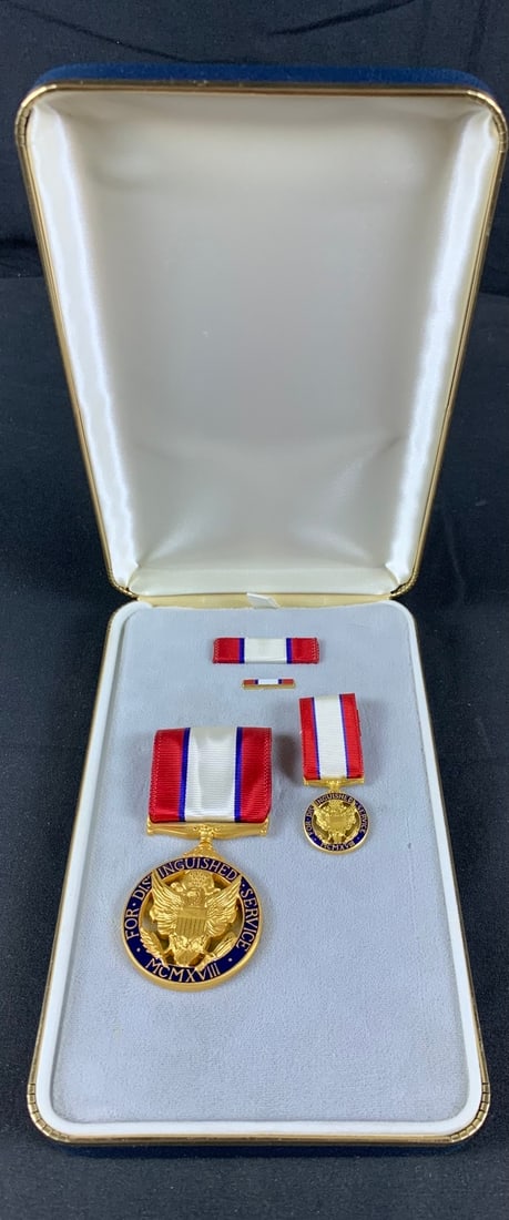 Rare Vietnam Era Army Distinguished Service Medal in presentation case. Beautiful untouched complete (1 of 2)