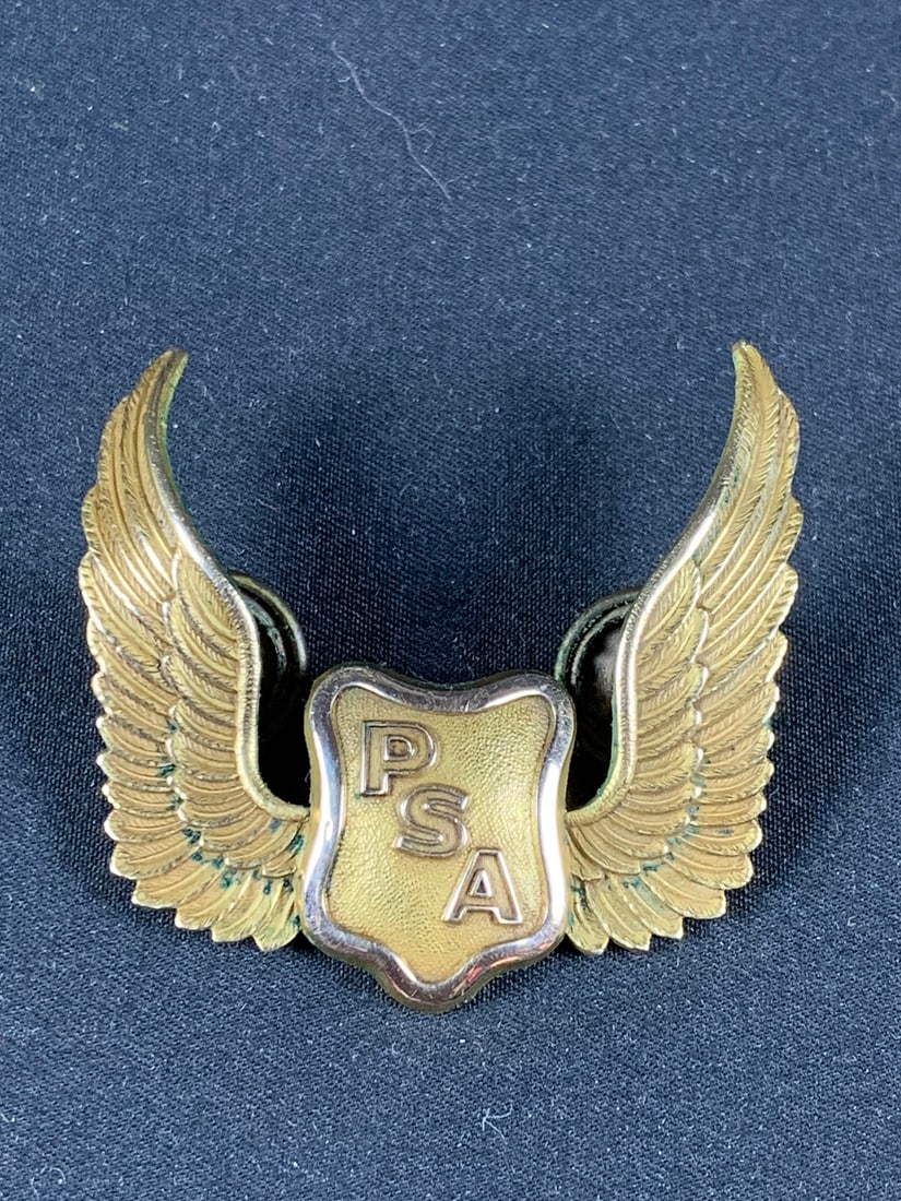 Incredibly rare balfour marked Pacific Southwest Airlines PSA Pilots Cap Badge (1 of 3)