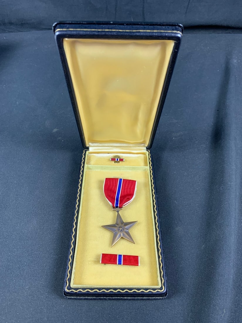 WW2 WWII Named Bronze Star Medal in coffin case (1 of 3)
