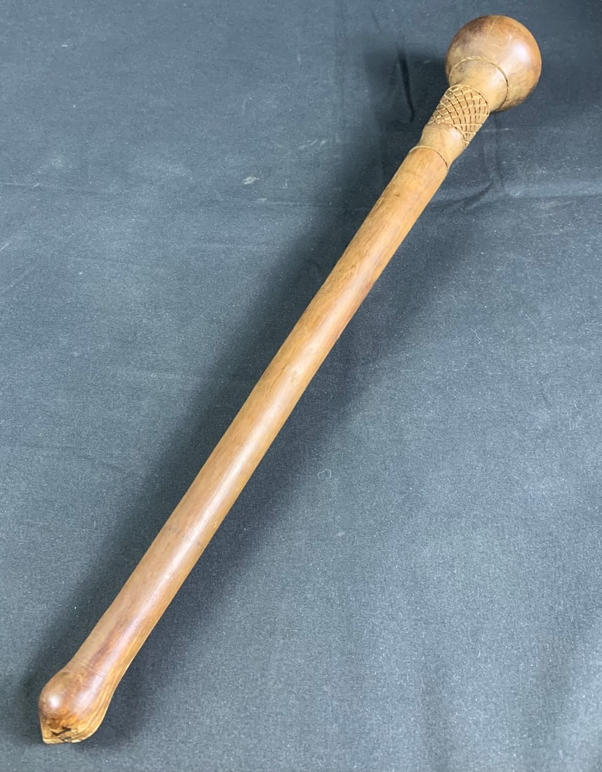 Vintage African Tribal War Fighting Club.: Please Note chip at base of club. Measures roughly 17"