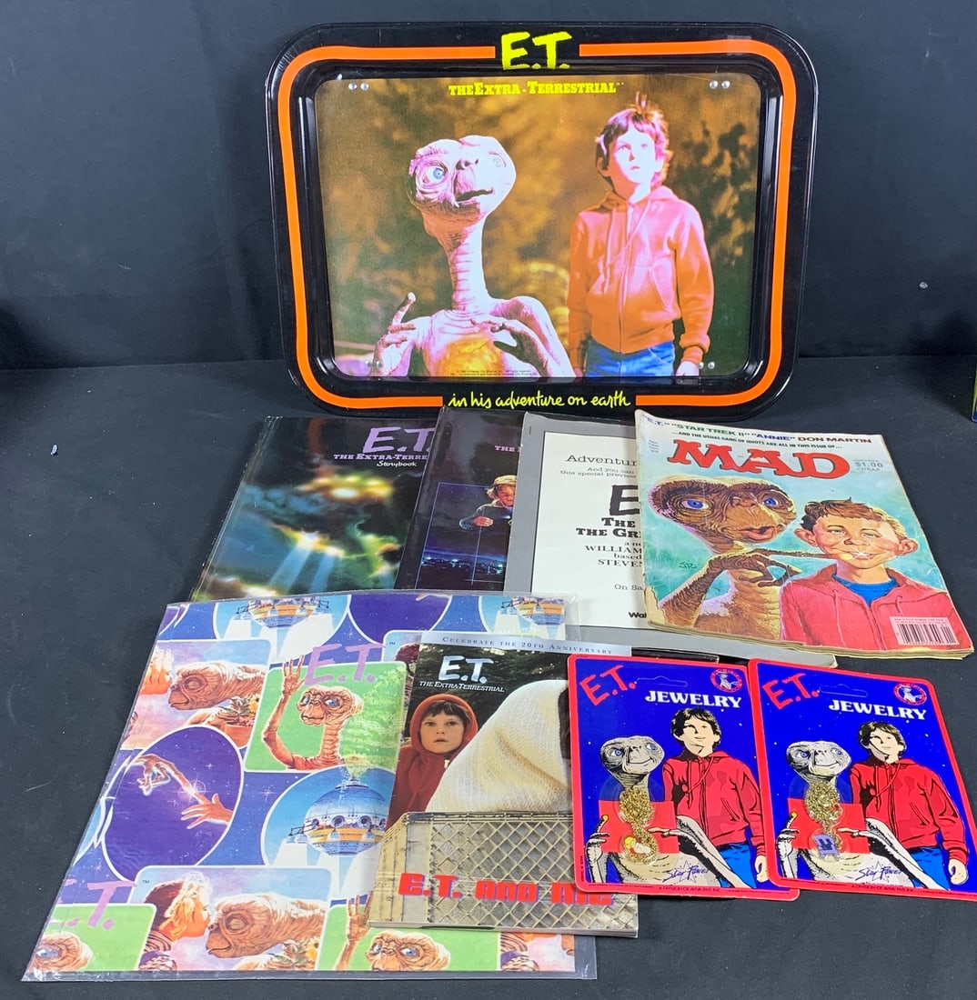 Lot of original 1982 E.T Collectibles and books. (1 of 12)