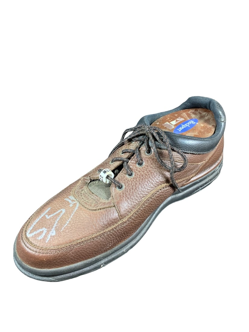 Shaquille ONeal Owned and Signed Shoe (1 of 5)